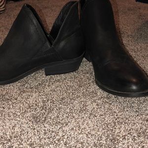 Black short boot heals